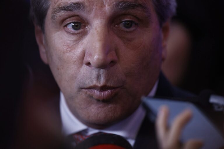 Luis Caputo Defiende las Políticas Económicas del Gobierno Ante Críticas de la UIA