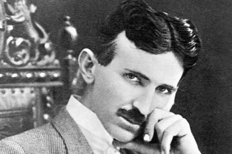 Nikola Tesla Predijo los Celulares en 1926: Una Profecía que Resuena Hoy