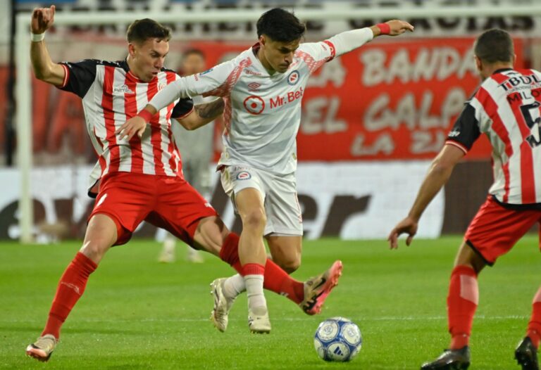 Argentinos Juniors y Barracas Central empatan sin goles en un partido marcado por las faltas