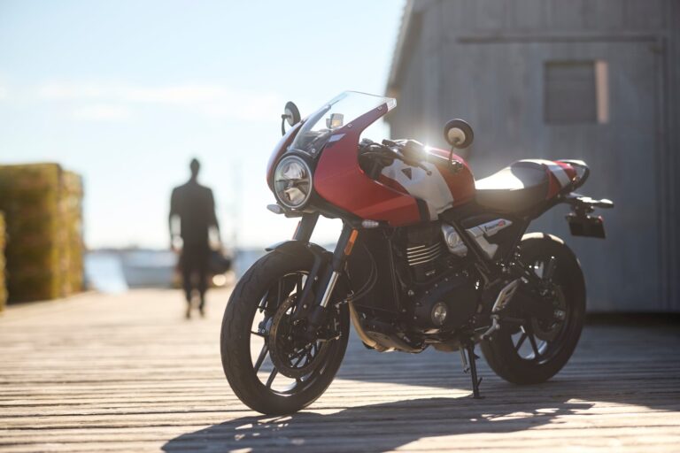 Triumph Reinventa Su Línea con la Nueva Thruxton 400 y Tracker 400