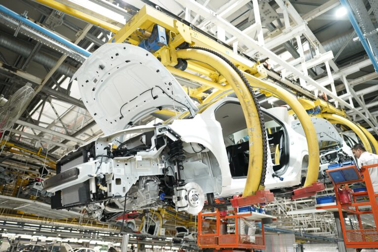 Producción Automotriz en Argentina: Las Pickups Resisten Mientras los Autos Caen