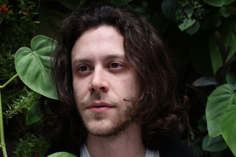 Alan Madanes: Un Actor en Ascenso y su Versatilidad en el Escenario