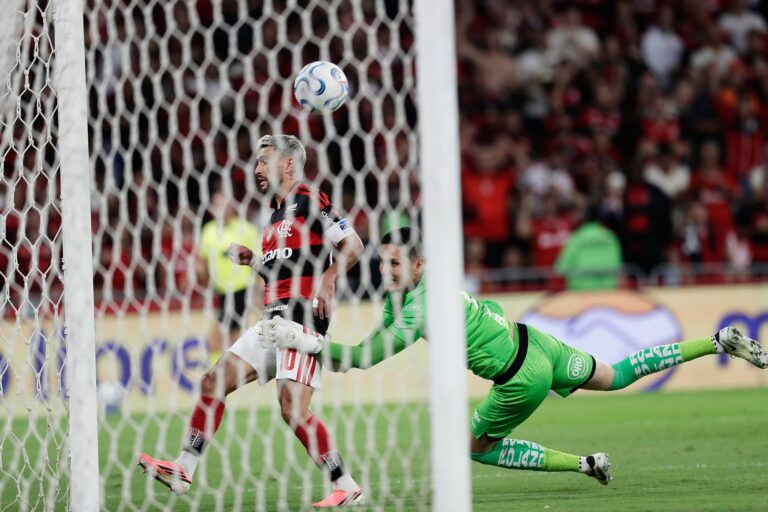 Flamengo avanza a semifinales tras un tenso encuentro con Independiente del Valle